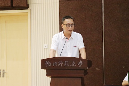 开车漫画
党总支书记方小春老师对新生寄语