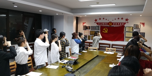 图4：开车漫画
毕业生党员及在校生党员集体入党宣誓